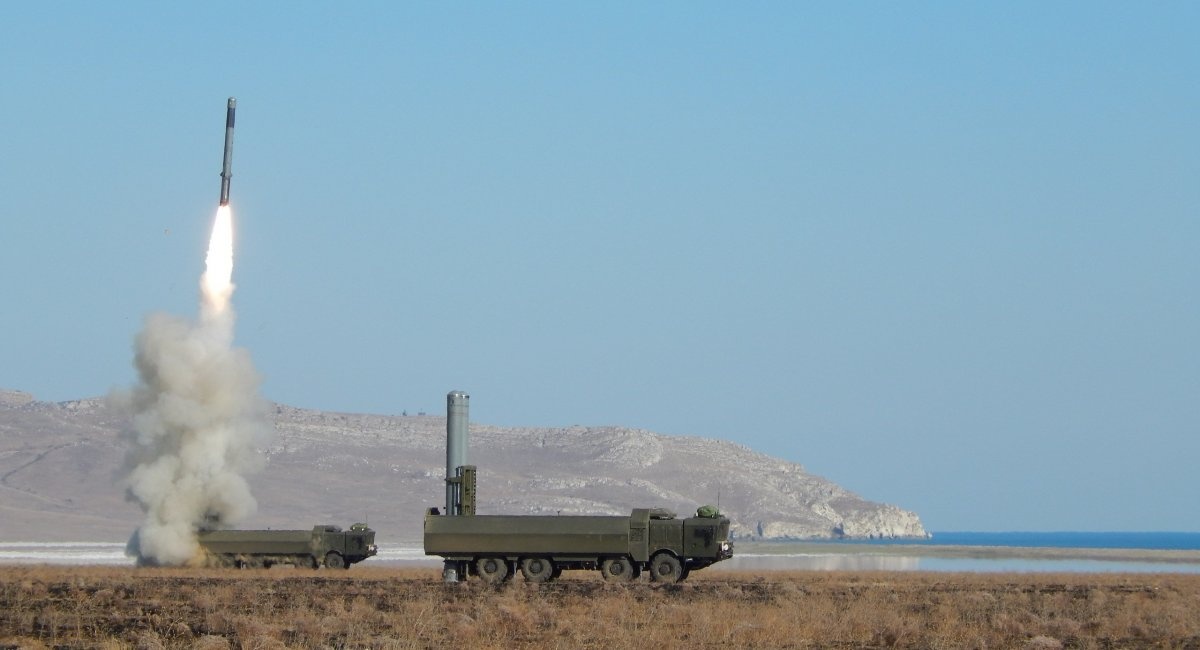 Росіяни вдарили ракетами по сховищах із зерном на Одещині