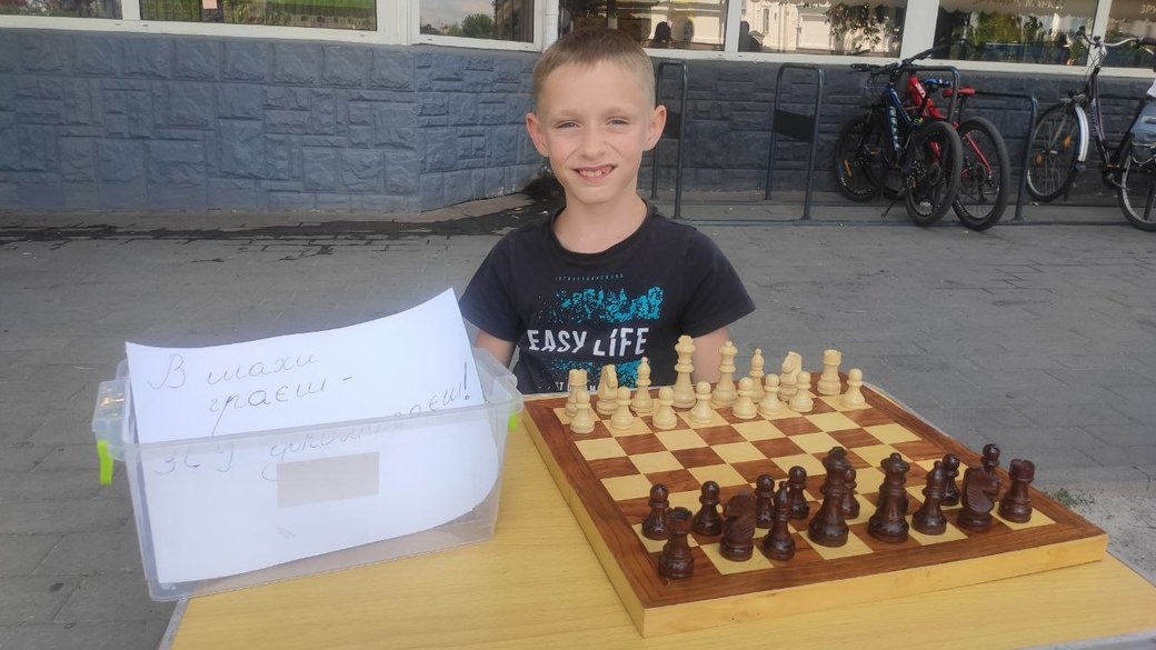 У Луцьку 8-річний хлопчик грає у шахи на гроші, щоб допомогти ЗСУ