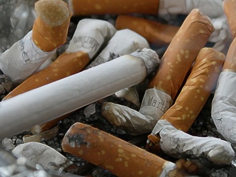 В Україні від сьогодні діє повна заборона на куріння у громадських місцях