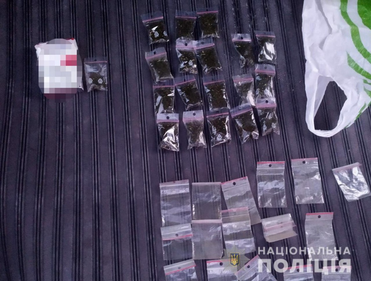У Луцьку на блокпосту у чоловіка виявили солідний запас наркотиків