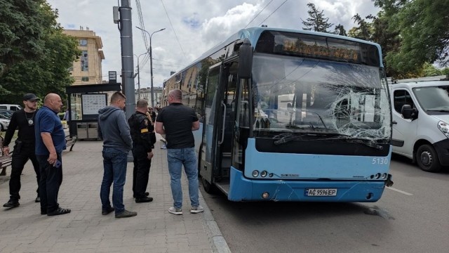 У центрі Луцька – ДТП за участю маршруток: автобус відкинуло на тротуар