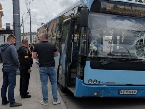 У центрі Луцька – ДТП за участю маршруток: автобус відкинуло на тротуар