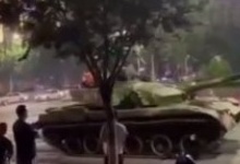 У Китаї на вулиці міст вивели танки (відео)