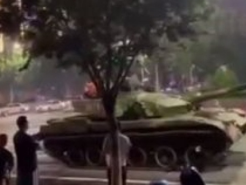 У Китаї на вулиці міст вивели танки (відео)
