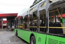 У Харкові окупанти влучили по тролейбусу (фото)