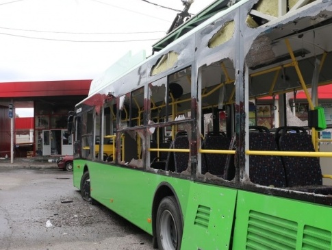 У Харкові окупанти влучили по тролейбусу (фото)