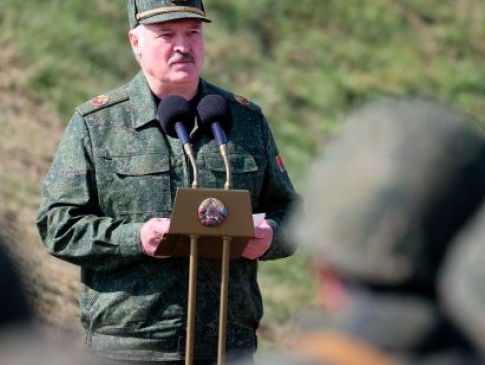 Лукашенко продовжує військові навчання