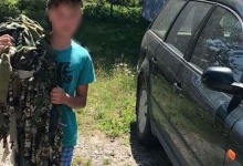 Плете сітки та залишає пожертви: 12-річний школяр із Млинова допомагає військовим
