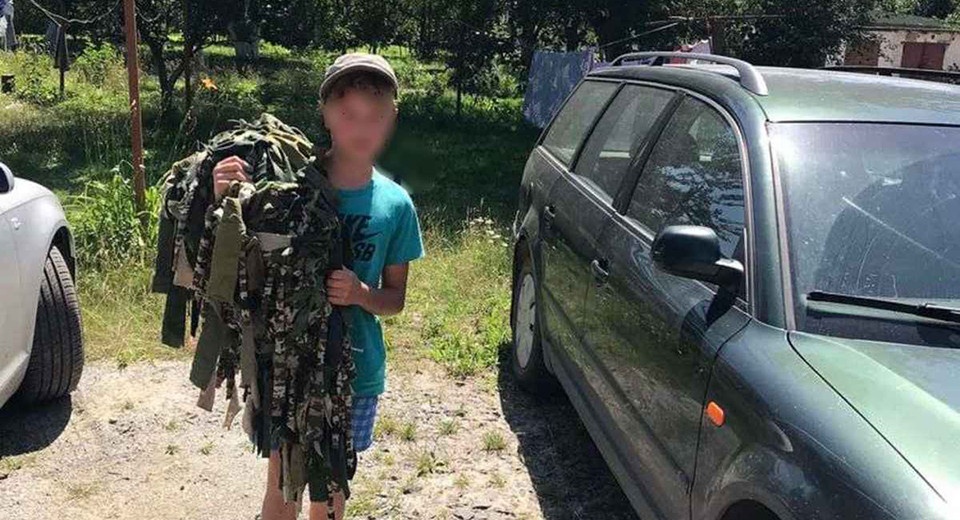 Плете сітки та залишає пожертви: 12-річний школяр із Млинова допомагає військовим