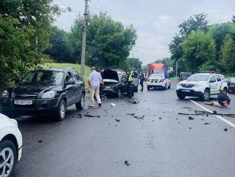 На Рівненщині чоловік від поліції пошкодив три службові авто