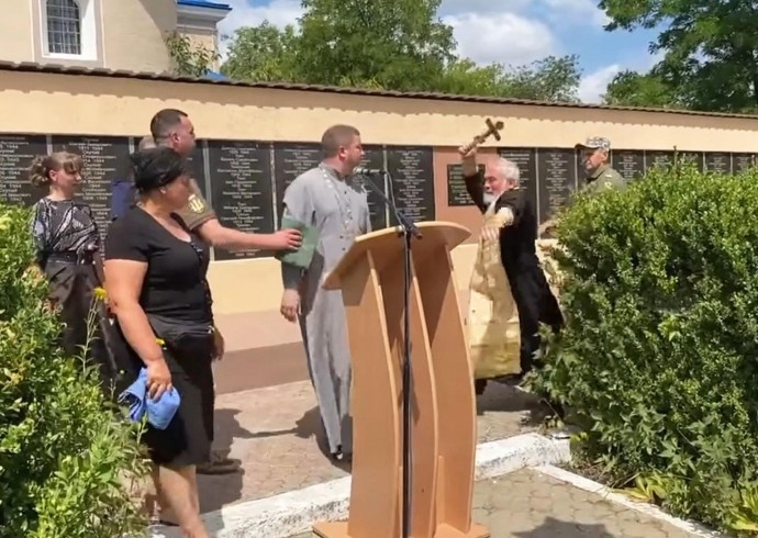 На Вінниччині під час похорону військового священик УПЦ напав на отця з ПЦУ (відео)