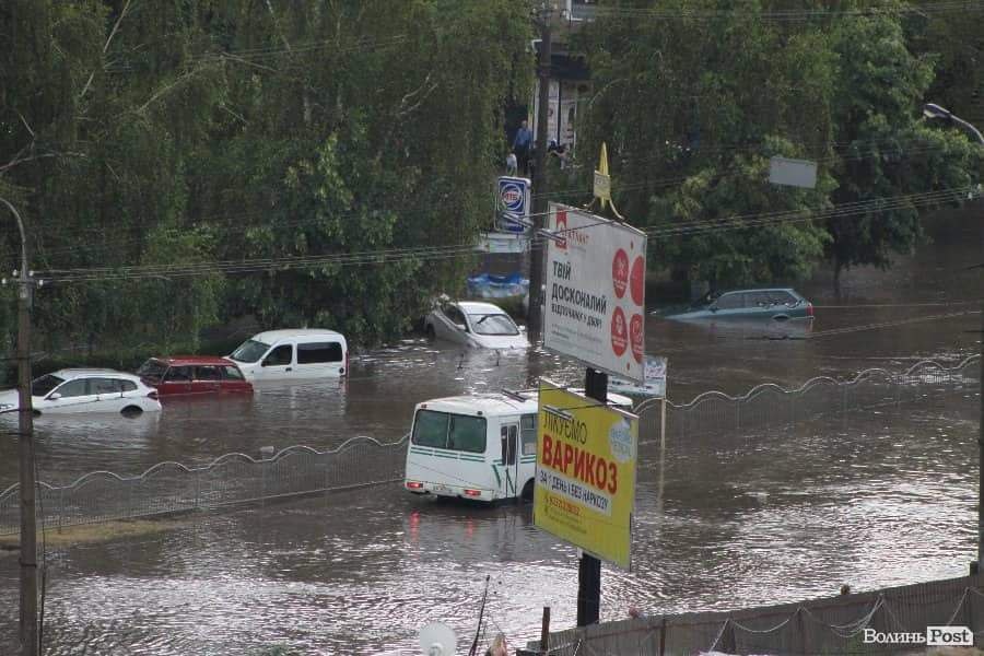 У Луцьку потоп у спальних районах (фото)