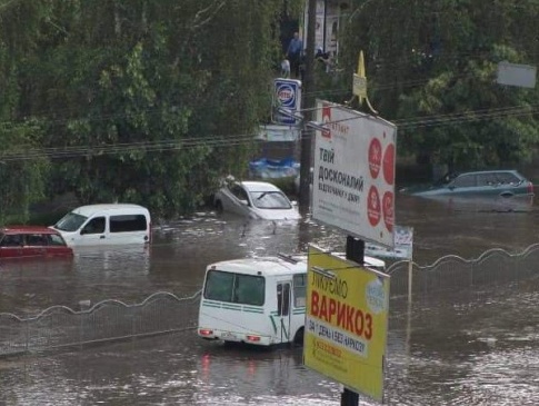 У Луцьку потоп у спальних районах (фото)