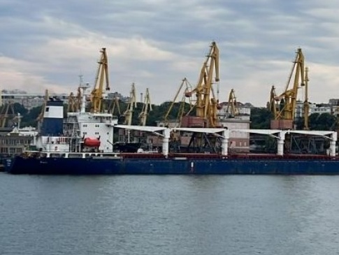 Перше судно з українським зерном вийшло з Одеського порту