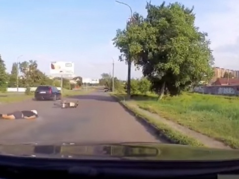 У Луцьку п’яний мотоцикліст невдало намагався проскочити між двома авто (відео)