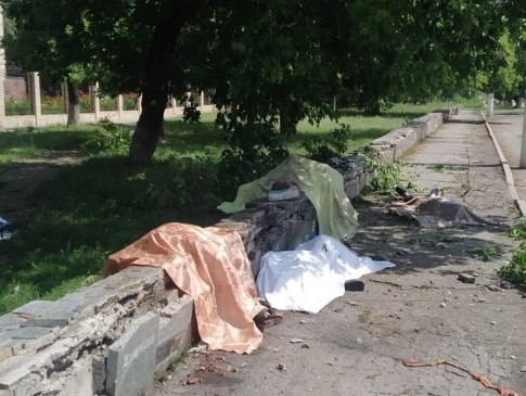 На Донеччині росіяни поцілили в автобусну зупинку – майже всі загинули