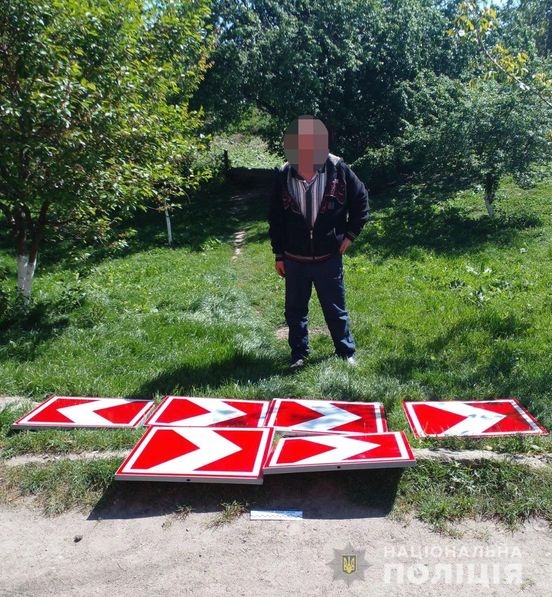 Росіянин крав дорожні знаки на Рівненщині