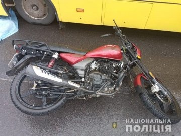 У Луцьку мотоцикліст після ДТП впав під колеса маршрутки