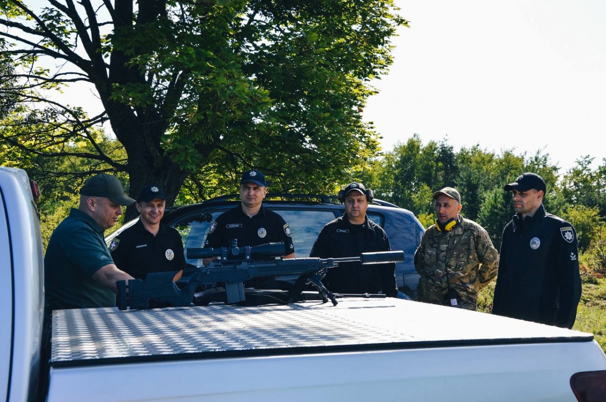 Поліція Волині опановують різні зразки зброї, щоб  бути готовими до бойових дій