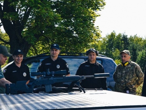 Поліція Волині опановують різні зразки зброї, щоб  бути готовими до бойових дій