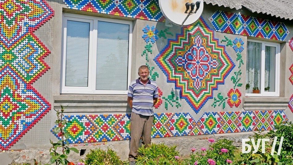 Волинянин зробив «вишивку» на будинку пластиковими кришечками (фото)