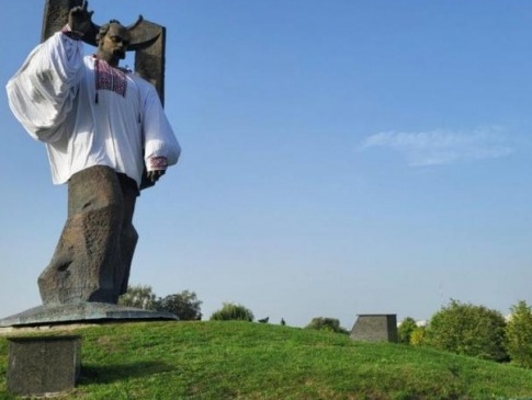 На Волині пам’ятник Шевченка вдягнули у величезну вишиванку