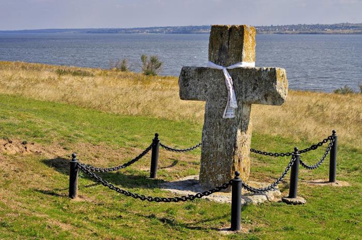 Надмогильний хрест Костя ГОРДІЄНКА на березі Каховського моря
