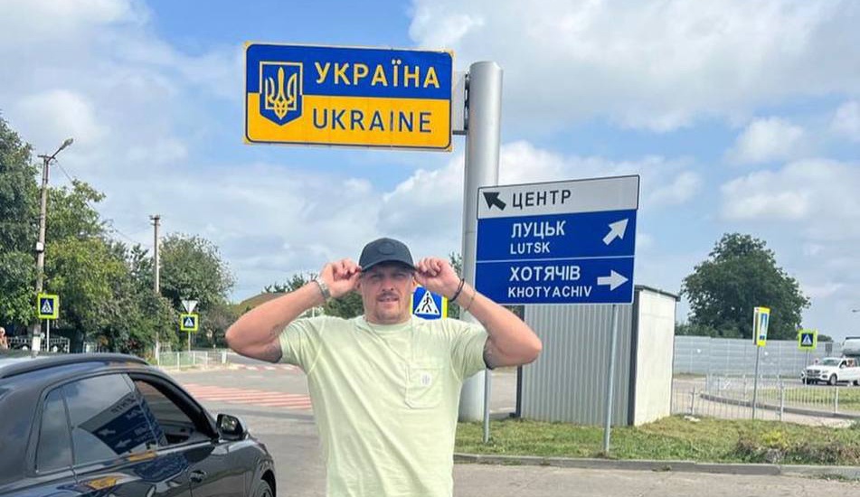 Усик з дружиною повернулися в Україну через Волинь