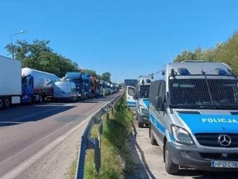 Польські далекобійники заблокували дорогу до пункту пропуску Ягодин-Дорогуськ