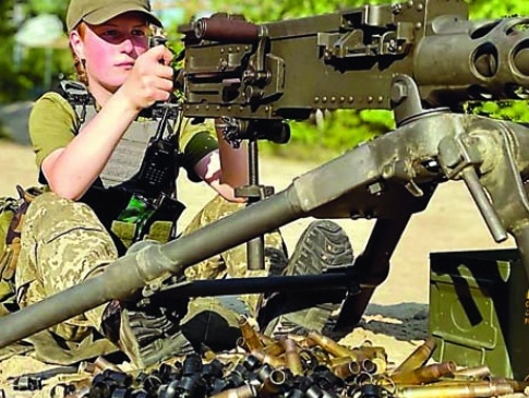 19-річна красуня-кулеметниця нищить ворогів