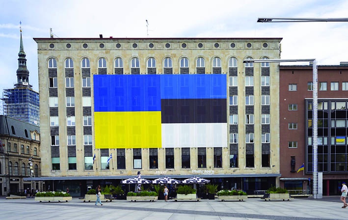 Прапори України та Естонії – на площі Свободи у Таллінні