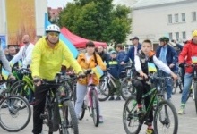 Велосипедисти у вишиванках із нагоди дня міста проїхалися вулицями Луцька