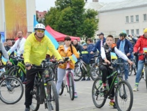 Велосипедисти у вишиванках із нагоди дня міста проїхалися вулицями Луцька