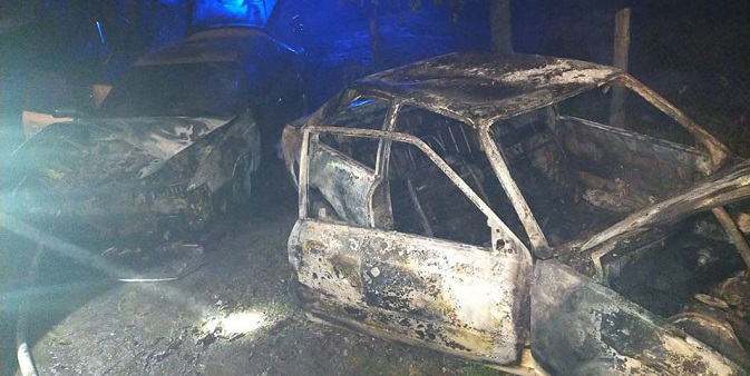 На Волині горіли два авто: одна автівка згоріла вщент