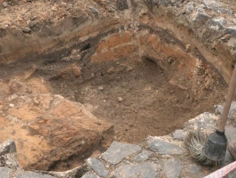 У Луцьку на Замковій площі розкопали невідому будівлю (фото)