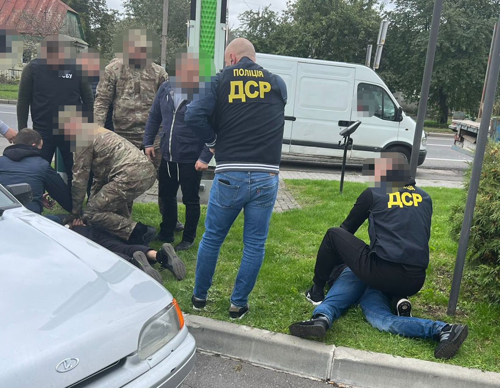 Поліцейські зі Львова затримали на Волині організаторів схеми для втечі чоловіків за кордон