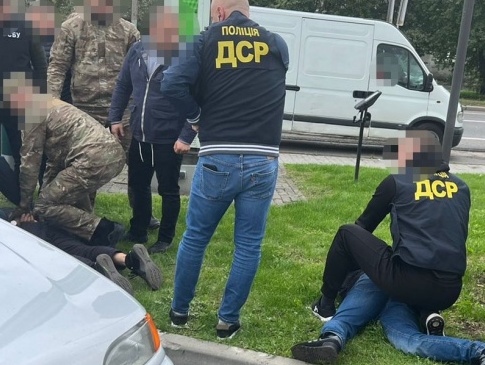 Поліцейські зі Львова затримали на Волині організаторів схеми для втечі чоловіків за кордон