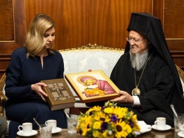 Олена Зеленська подарувала Варфоломію копію Луцького псалтиря