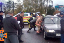 Аварія на Волині: рятувальники деблокували з автівки жінку