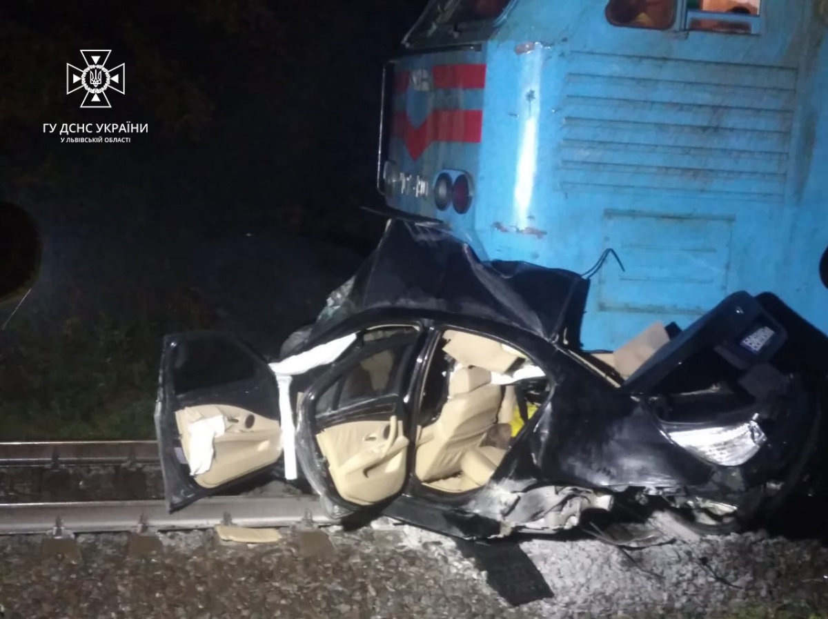 У Львівському районі внаслідок зіткнення поїзда з автомобілем загинули двоє людей