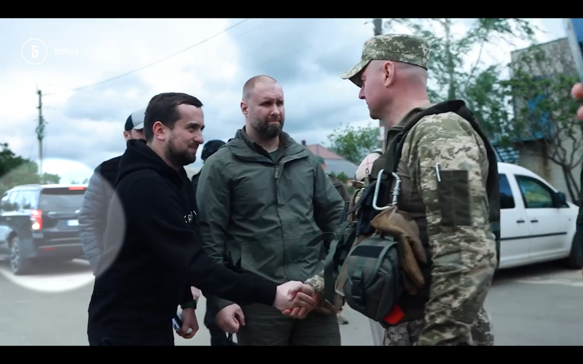 Заступник офісу президента їздить на авто, яке подарували Україні для гуманітарних місій (відео)