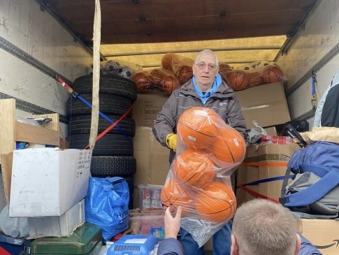 Британець привіз на Волинь 250 коробок з іграшками для українських дітей