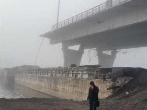 З’явилися відео втечі росіян з Херсону та підірваного ними Антонівського мосту
