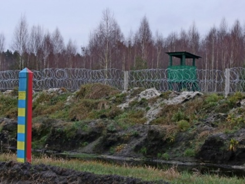 Білоруси показили як на Волині будують паркан вздовж кордону
