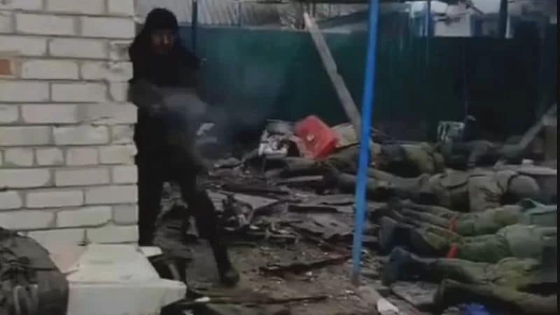 Російський офіцер під час здачі у полон атакував наших воїнів (відео)