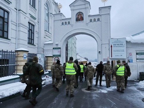 СБУ за підтримки поліції та Нацгвардії зайшли у Києво-Печерську лавру (фото)
