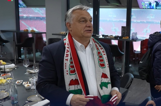 Орбан вдягнув шарф з «Великою Угорщиною» з частинами країн ЄС і України