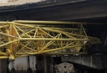 У Луцьку під мостом застряг будівельний кран (фото)