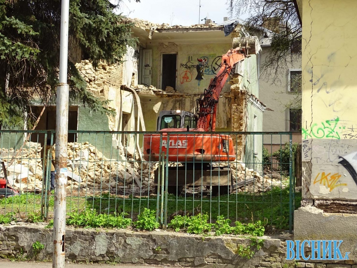 У Луцьку на місці по варварськи знесеної архітектурної памʼятки хочуть звести будинок (відео)