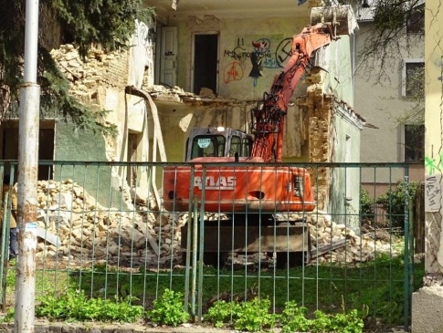 У Луцьку на місці по варварськи знесеної архітектурної памʼятки хочуть звести будинок (відео)